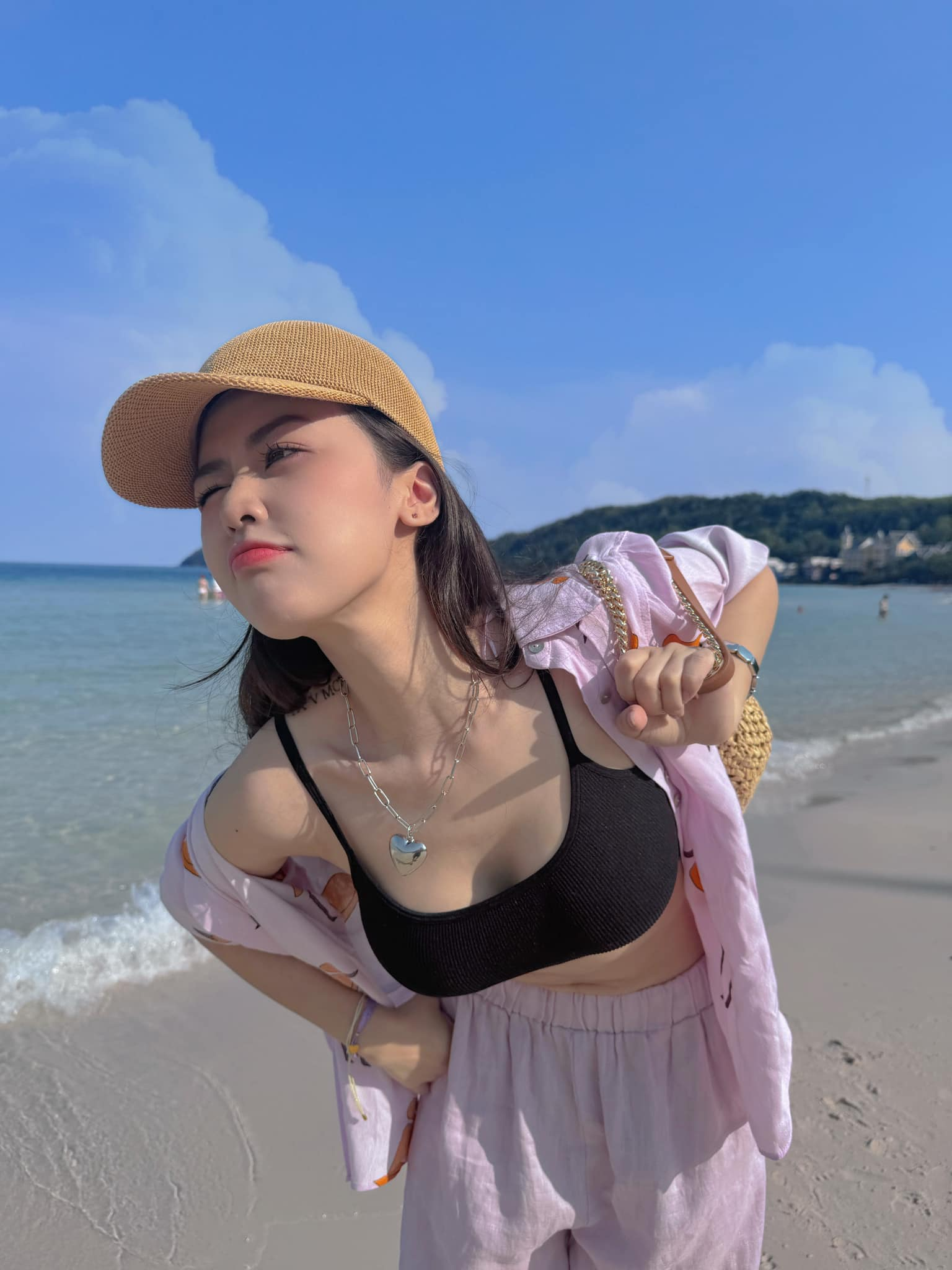 Hot girl táo bạo tung cảnh 18+ khiến show hẹn hò 'dậy sóng'