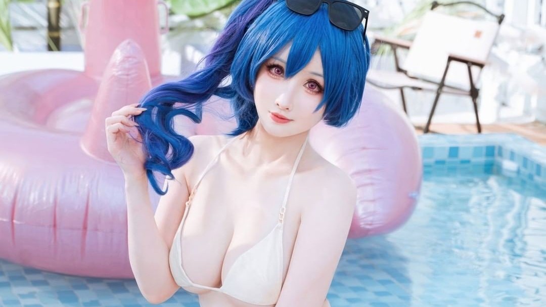 Cosplay St Louis phiên bản bikini khiến anh em làng game "bỏng mắt"