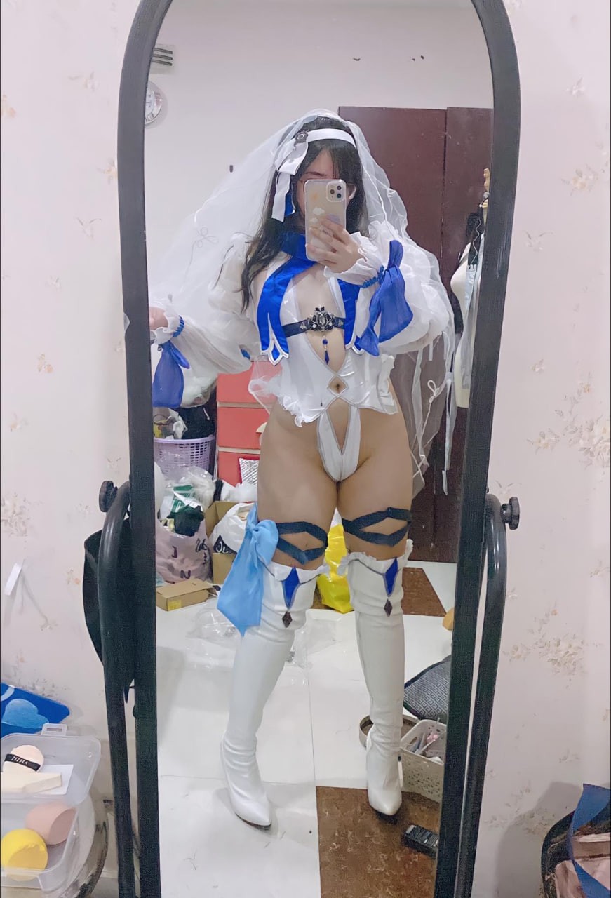 Mỹ nhân lộ mặt mộc, khác biệt hoàn toàn khi cosplay nhân vật 18+