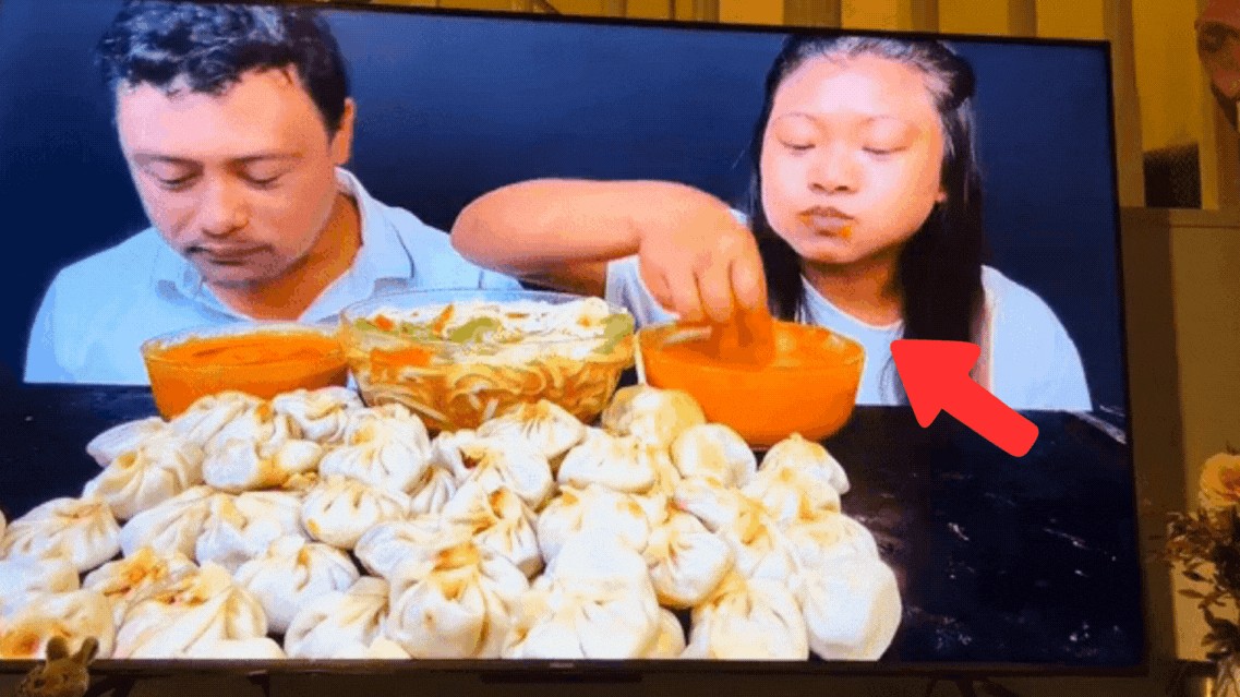 Sự nghiệp của cặp đôi mukbang nổi tiếng có nguy cơ bị phá hủy vì đăng clip nhạy cảm