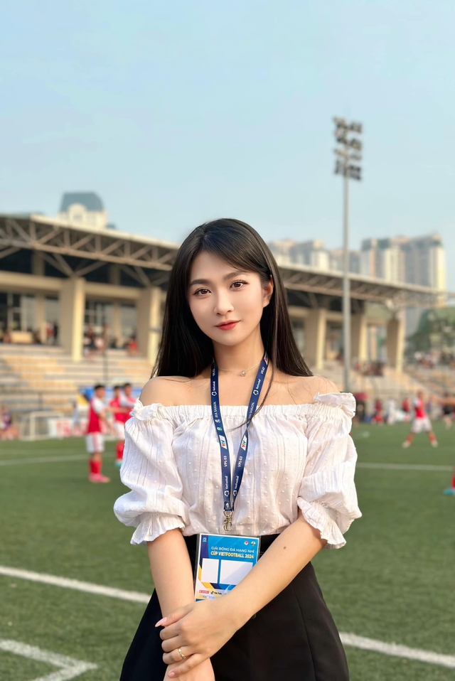 Lộ danh tính fan girl đặc biệt chụp ảnh cùng thần đồng Esports Việt