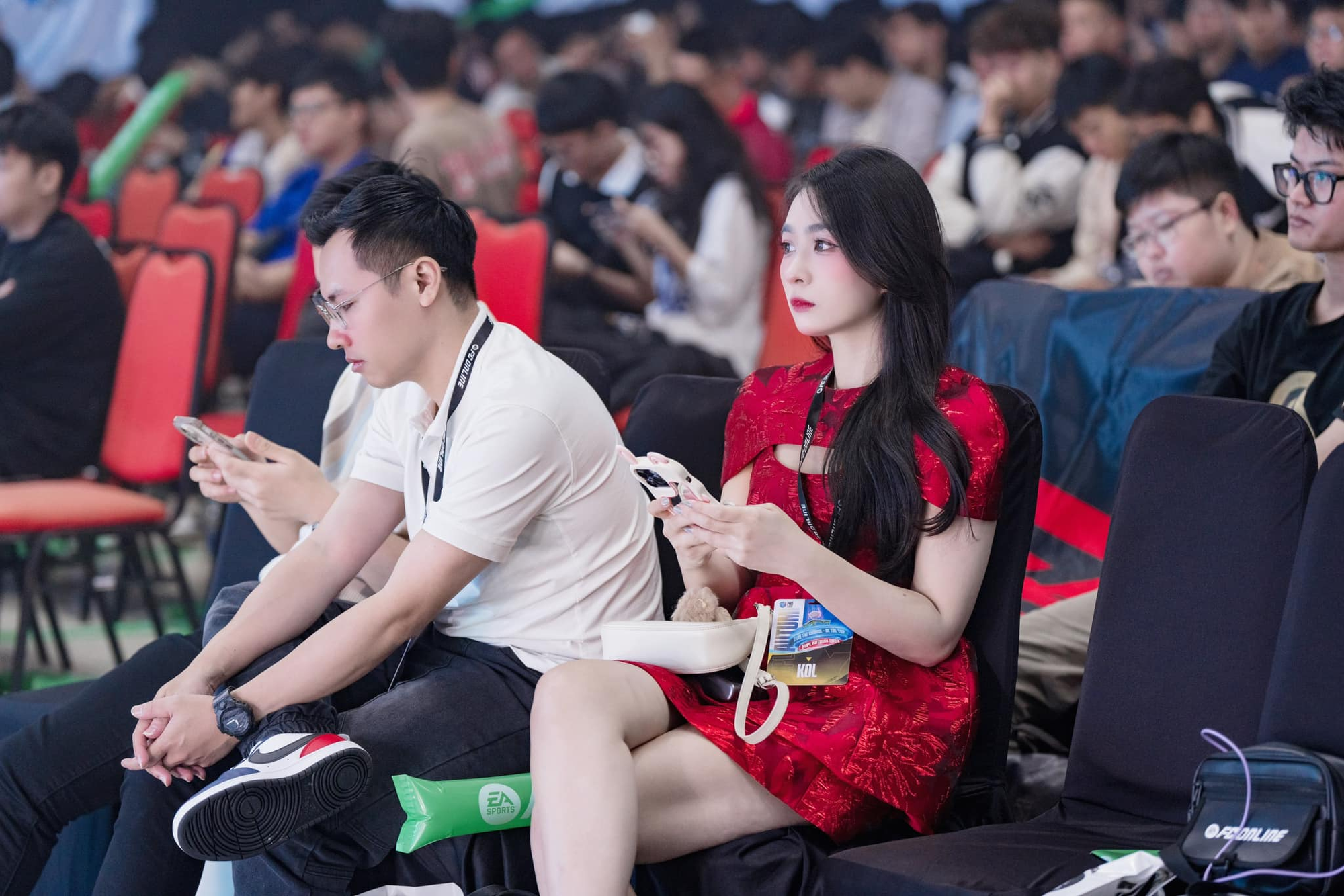 Lộ danh tính fan girl đặc biệt chụp ảnh cùng thần đồng Esports Việt