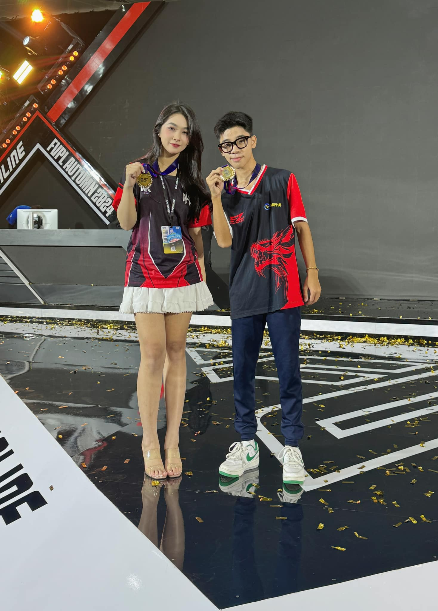 Lộ danh tính fan girl đặc biệt chụp ảnh cùng thần đồng Esports Việt