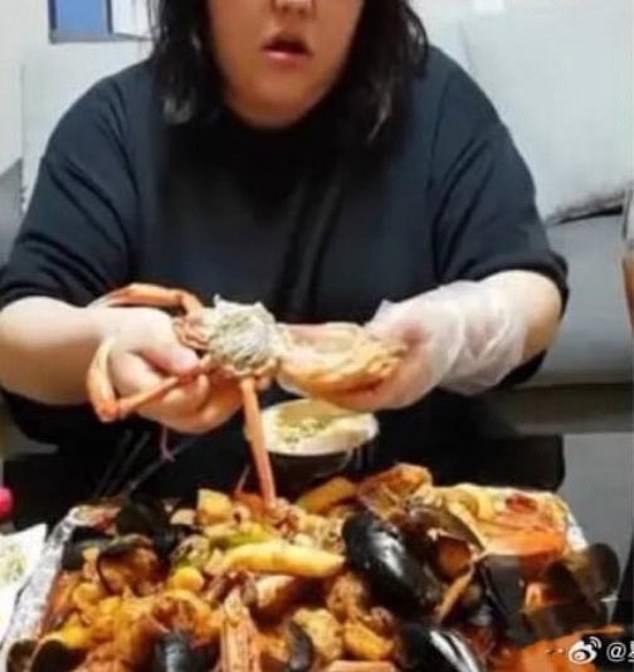 Rách dạ dày trong lúc mukbang 10kg thực phẩm, nữ KOL tử vong- Ảnh 2.