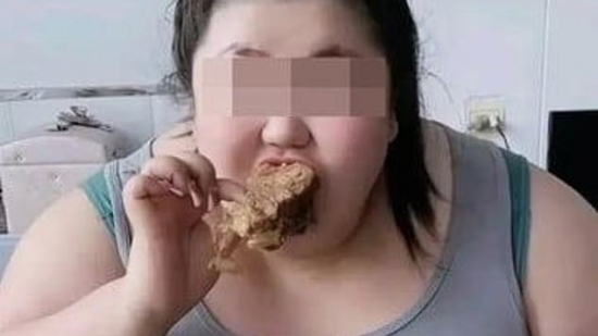 Nữ KOL rách dạ dày tử vong vì mukbang 10kg thức ăn