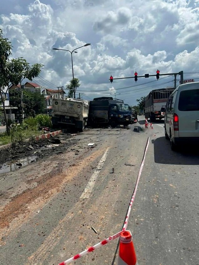 Tài xế xe ben lao thẳng vào đám đông chờ đèn đỏ làm thương vong 2 người