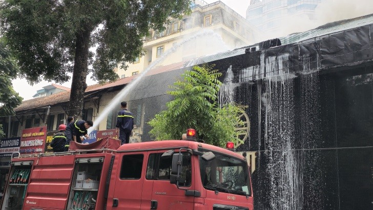 Hà Nội: Cháy quán bar trên phố Hai Bà Trưng, nhiều người chạy toán loạn