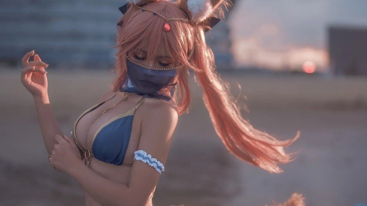 Cosplay Tamamo: nàng Cáo xinh đẹp đùa nghịch bên bờ biển đêm