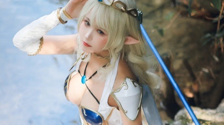 Sandu 69 đẹp trong veo, thuần khiết khi cosplay Lincia bên bờ suối