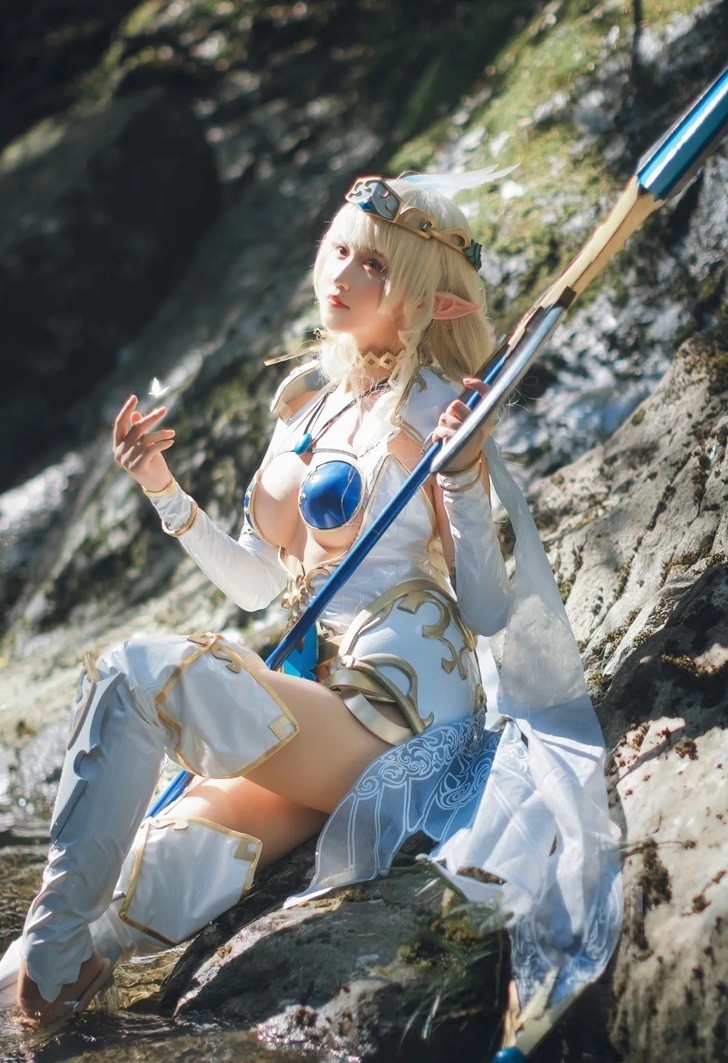 Sandu 69 đẹp trong veo, thuần khiết khi cosplay Lincia bên bờ suối