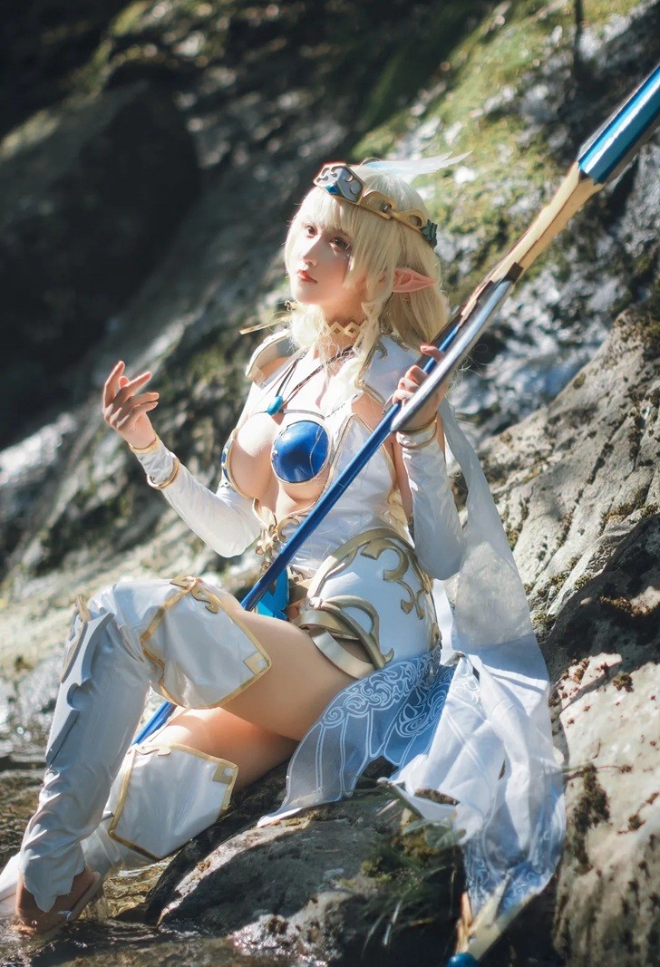 Sandu 69 đẹp trong veo, thuần khiết khi cosplay Lincia bên bờ suối