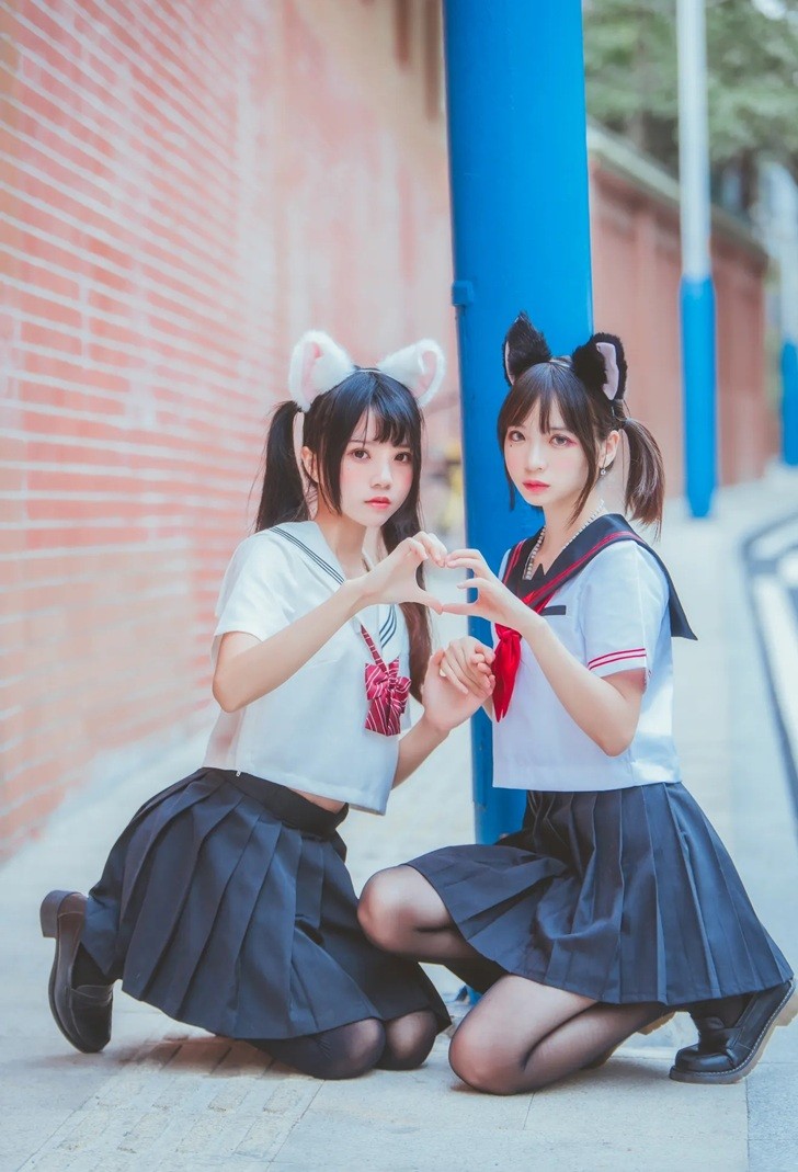 Cherry Neko và bạn thân cosplay 2 bé mèo khiến ai cũng muốn bắt về nuôi