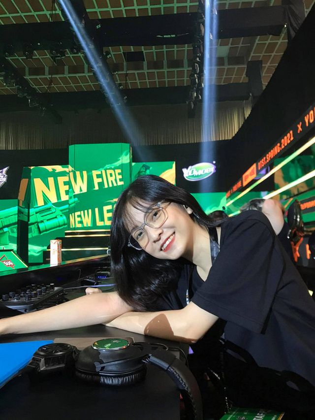 Mỹ Kim - Nữ trọng tài 2K của tựa game Free Fire đang được săn lùng trên MXH vì quá xinh!