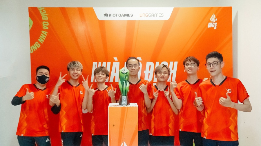 Tốc Chiến: Nhà vô địch WCS Việt Nam 2022 ăn mừng bên cạnh chiếc cúp đặc biệt
