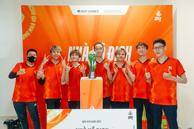 Tốc Chiến: Những hình ảnh của nhà vô địch WCS Việt Nam 2022 bên cạnh chiếc cúp đặc biệt