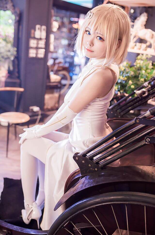 Cosplay Jeanne d'Arc trắng đen siêu sexy trong Fate/Grand Order