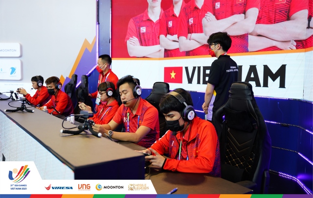 Chùm ảnh: Ngày thi đấu thứ nhất bộ môn Mobile Legends: Bang Bang tại SEA Games 31