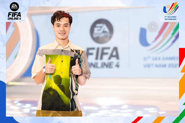 Văn Toàn bất ngờ xuất hiện trong ngày chung kết FIFA Online 4 tại SEA Games 31