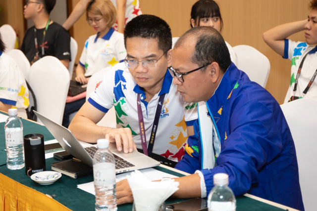 Ông Đỗ Việt Hùng, Tổng Thư ký Hội Thể thao điện tử giải trí Việt Nam (VIRESA) và ông Lun Samedy, Tổng Thư ký Liên đoàn Thể thao điện tử Campuchia (EFC), bàn luận tại buổi lễ bốc thăm (Ảnh: VIRESA)