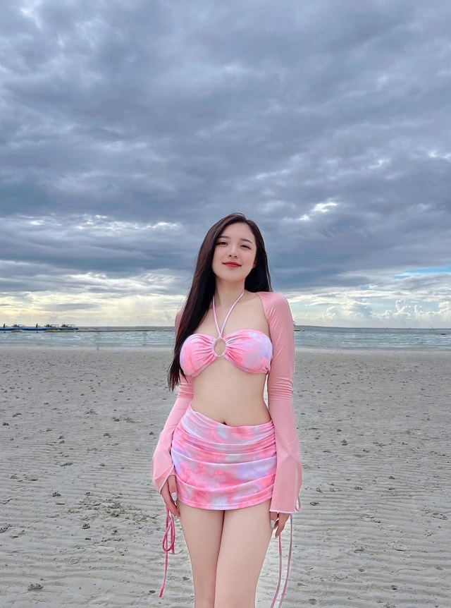 MC Phương Thảo tự tin khoe dáng 'cực chuẩn' với trang phục Bikini bãi biển ở đất Thái