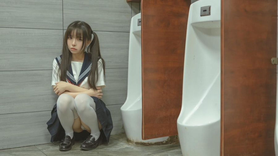 Rúng động: Nữ sinh Nhật Bản đang làm gì trong WC nam?