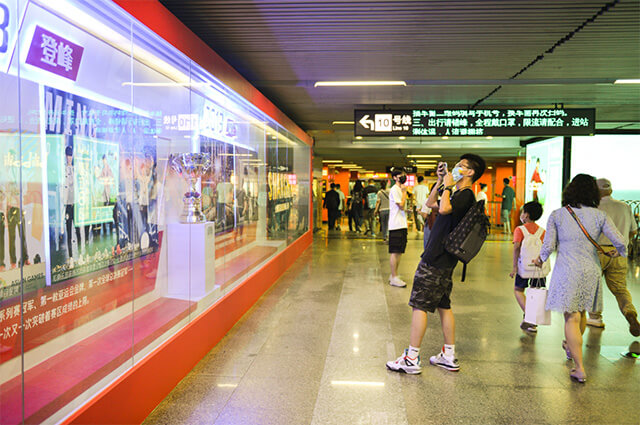LMHT: Tuyến tàu điện ngầm tại Thượng Hải được trang trí chào mừng CKTG 2020
